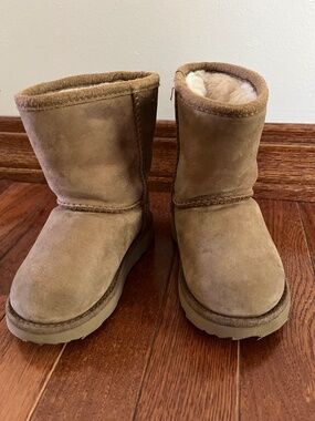 Ugg Toddler Kids Chestnut Waterproof Classic Short Boots size 6